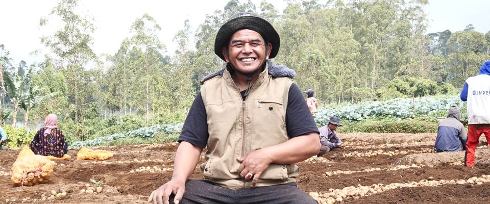 The Inspiring Story of Asep Komadin: A Potato Farmer from Sukatani Village, Garut Regency, Growing Together with the Bertani Program